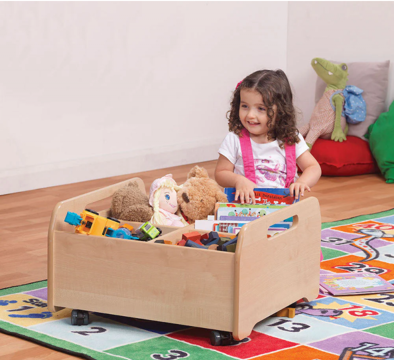 Rangement maternelle adapté à la taille des enfants en classe TPS